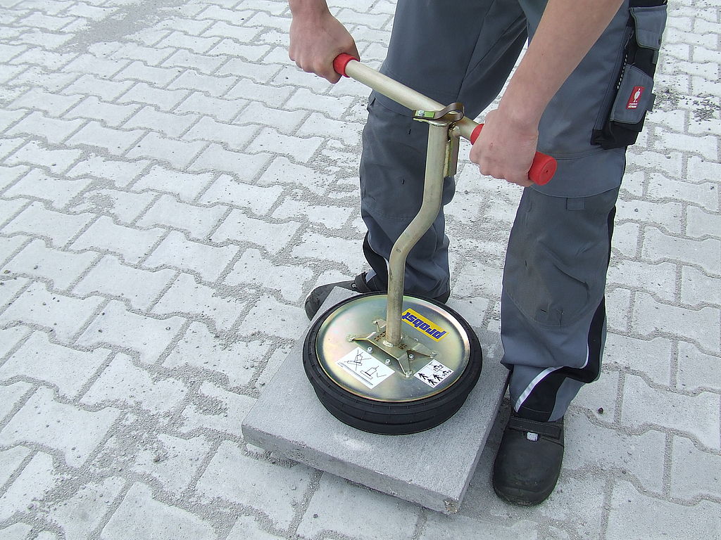 Ett vakuumverktyg som används för att enkelt lägga sten framför kontor