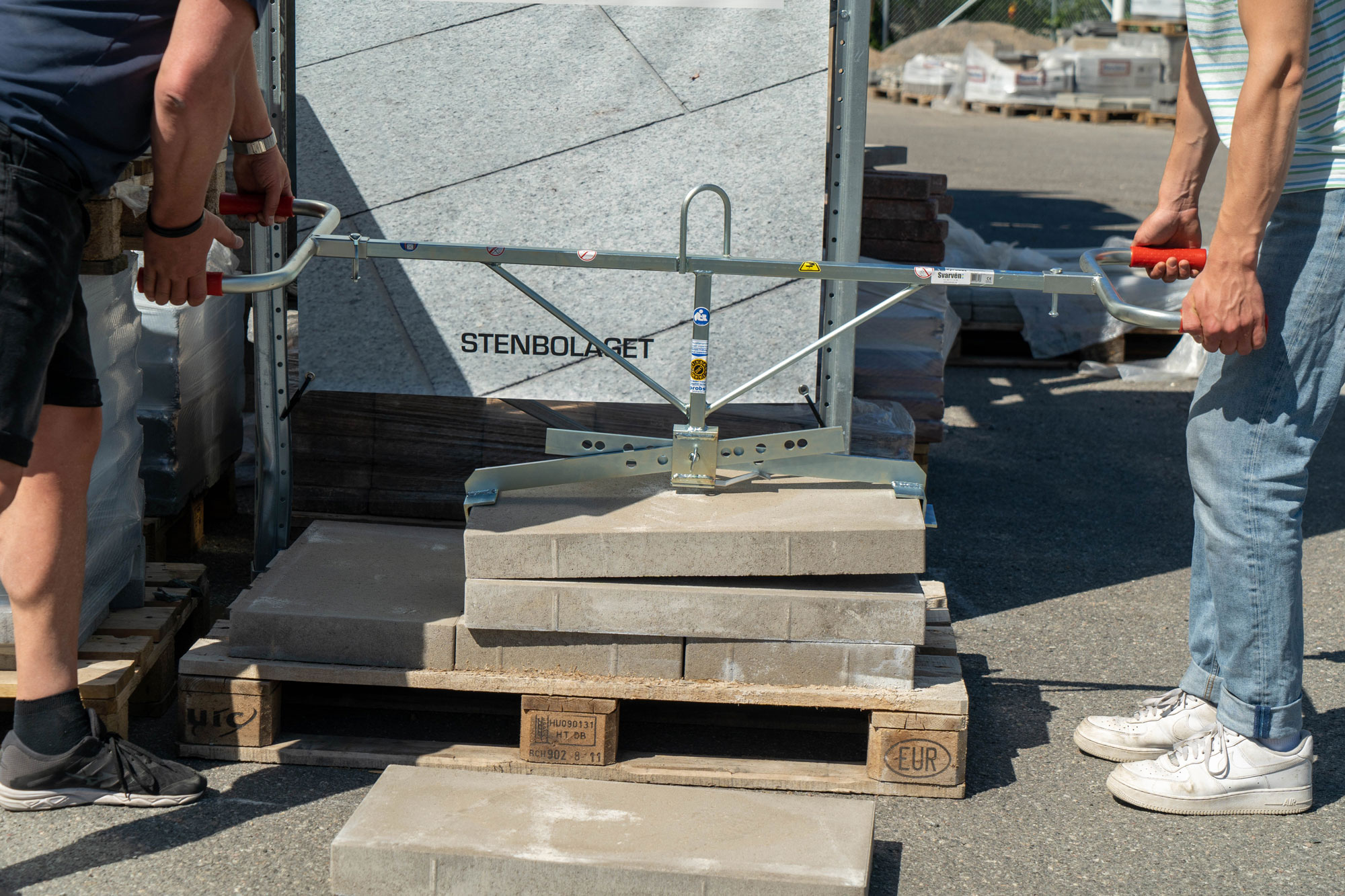 Stenblock som placeras med hjälp av redskap