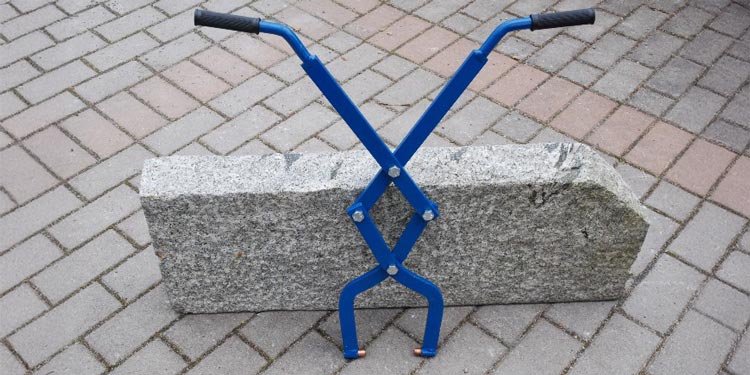 Blå Kantstensax B12 som greppar en kantsten i granit