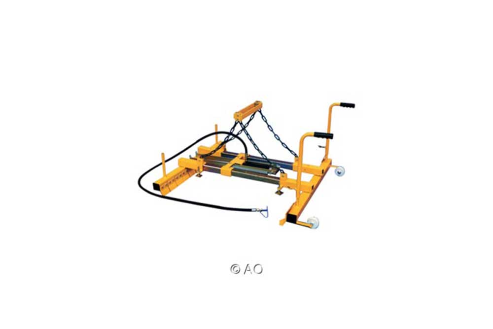 Orange Megatång på hjul med lyftkedjor och hydraulslang