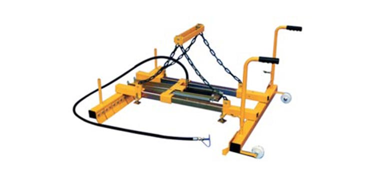 Orange Megatång på hjul med lyftkedjor och hydraulslang