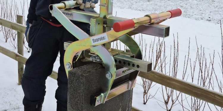 Gravstenslyft TSZ med röda handtag som greppar en stående sten