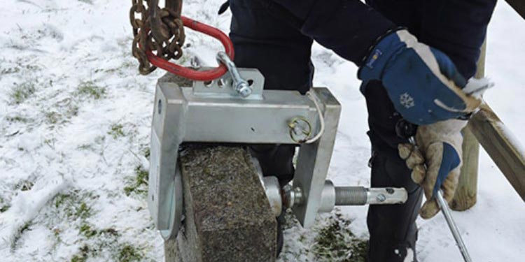 Gravstenslyft Vev spänns fast runt en sten med vev