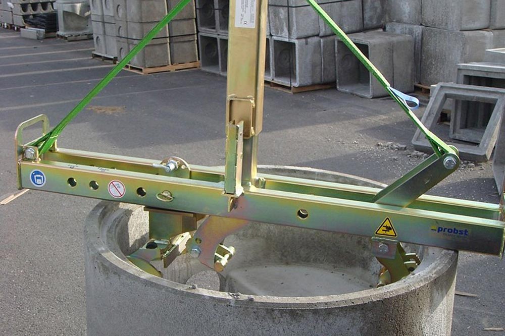 Brunnslyft SVZ-Eco lyfter en betongbrunn