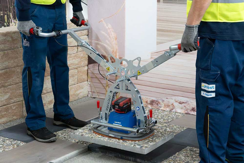 En vakuummaskin som används i ett pågående arbete av att lyfta kantsten.