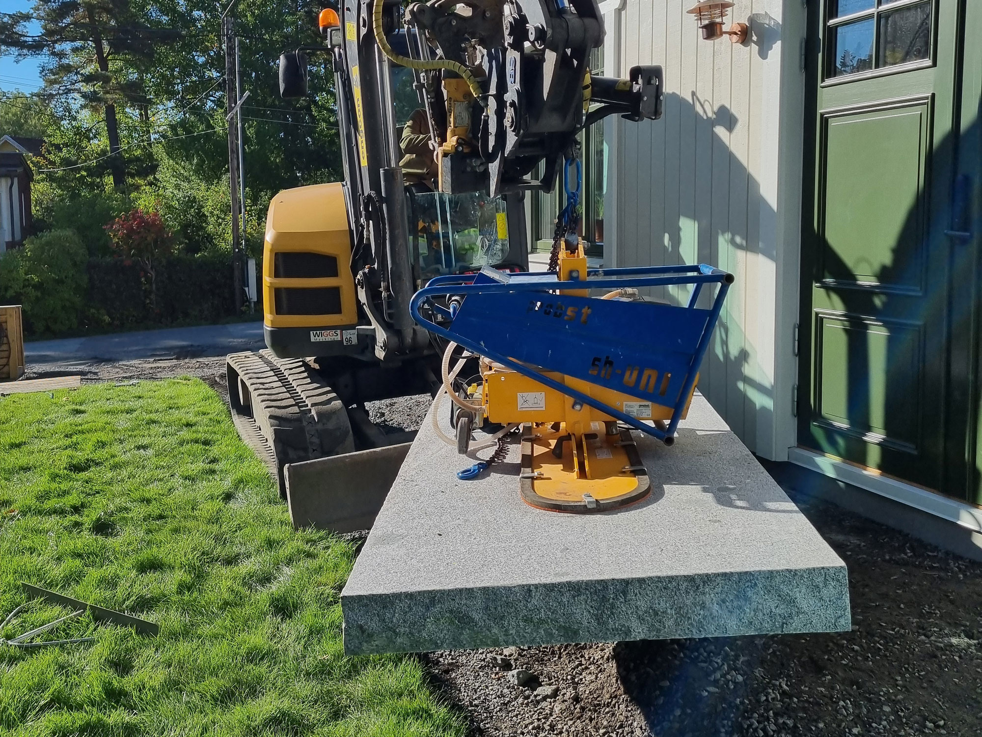 Stenblock som placeras med hjälp av lyftredskap