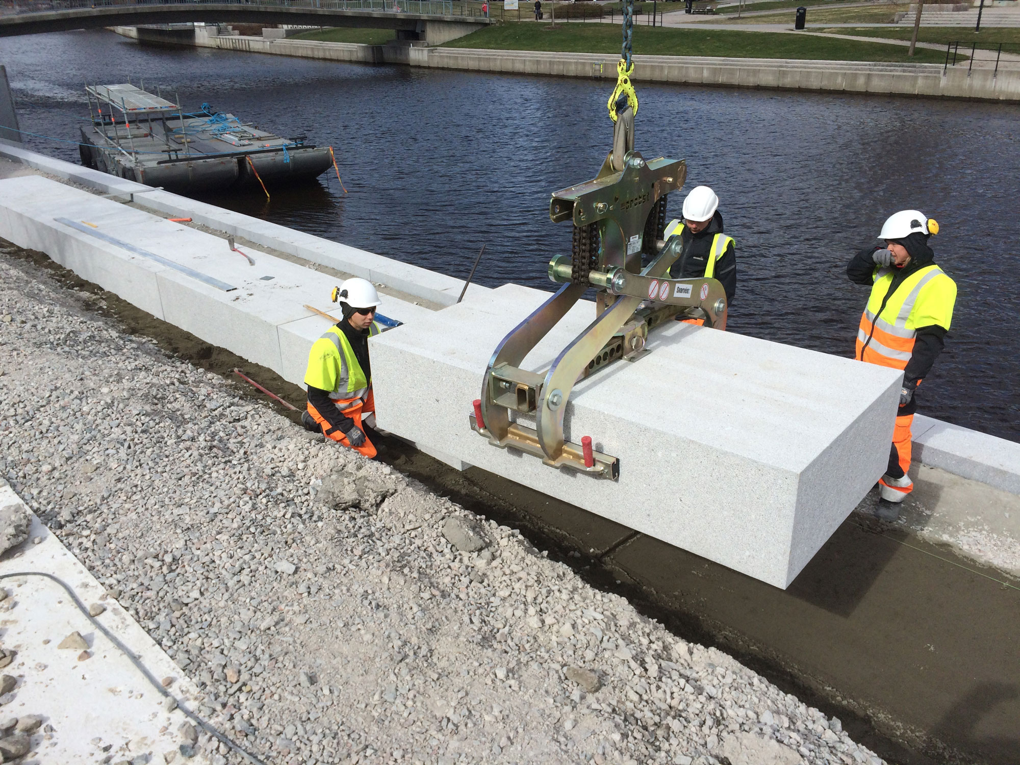 Stenblock som placeras med hjälp av lyftredskap